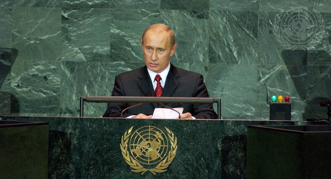 Ruslands præsident, Vladimir Putin, er optaget af at have indflydelse i nabolandene Armenien og Aserbajdsjan. Her taler han til FN's generalforsamling i 2005. Foto: UN Photo/Joshua Kristal.